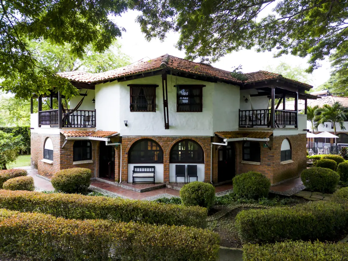 Casa principal del Club Promédico rodeada de jardines